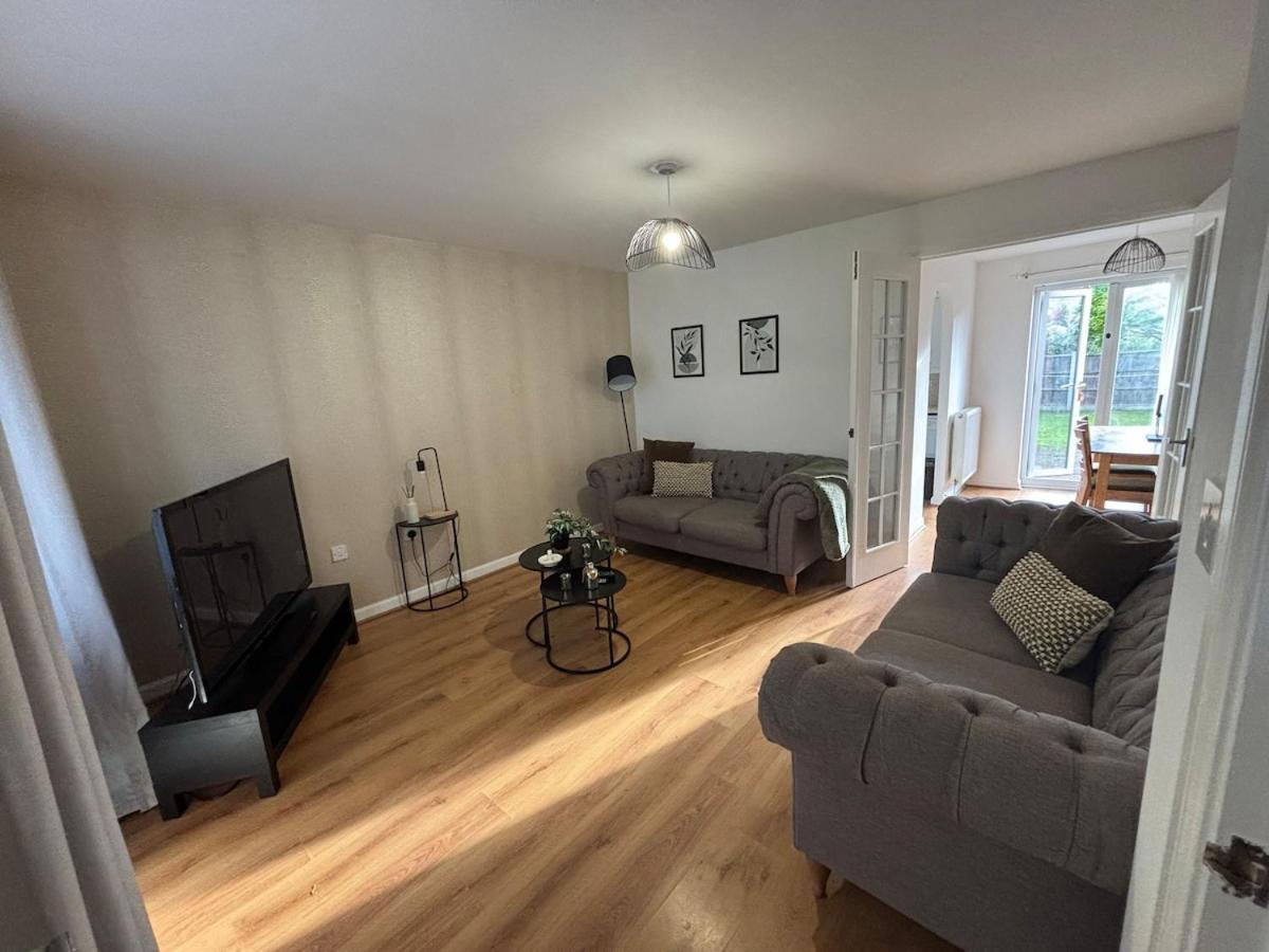Sleeps 5 Double Driveway Parking Close to City & Football Stadiums