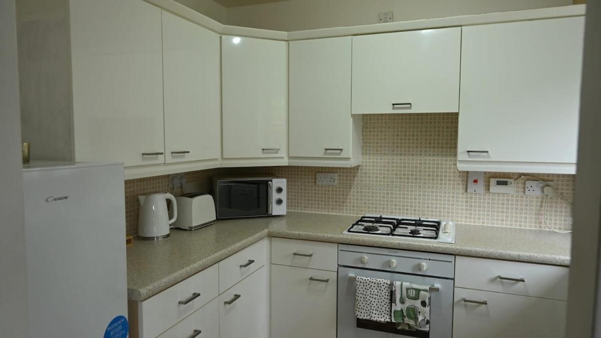 Sleeps 5 Double Driveway Parking Close to City & Football Stadiums