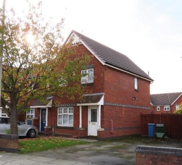 Sleeps 5 Double Driveway Parking Close to City & Football Stadiums