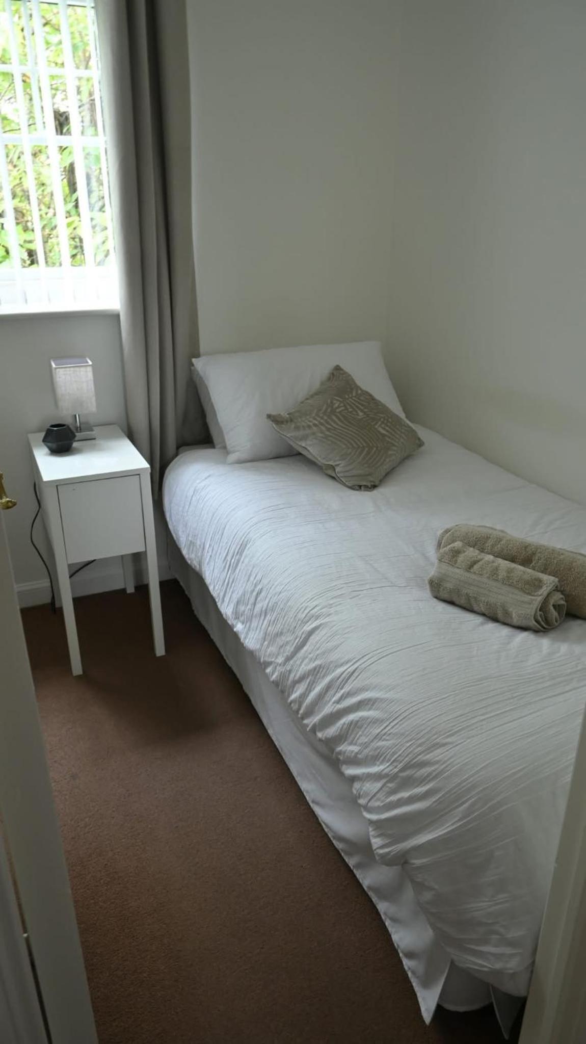 Sleeps 5 Double Driveway Parking Close to City & Football Stadiums