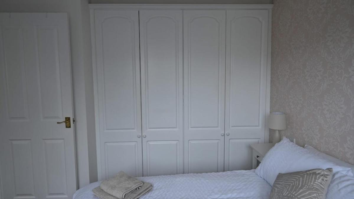 Sleeps 5 Double Driveway Parking Close to City & Football Stadiums