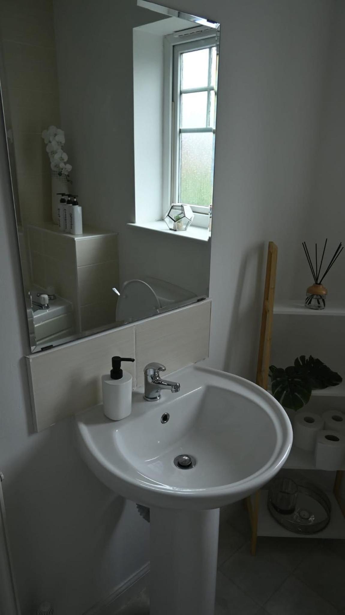 Sleeps 5 Double Driveway Parking Close to City & Football Stadiums