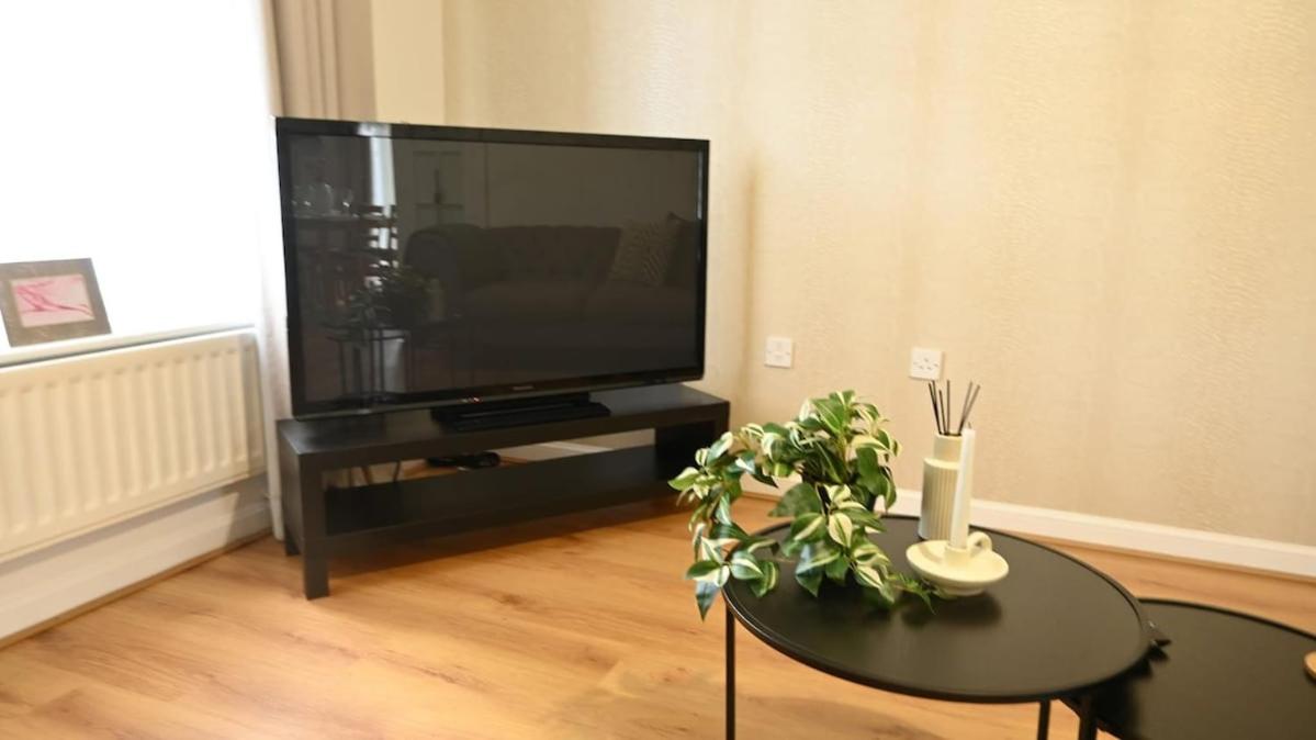 Sleeps 5 Double Driveway Parking Close to City & Football Stadiums