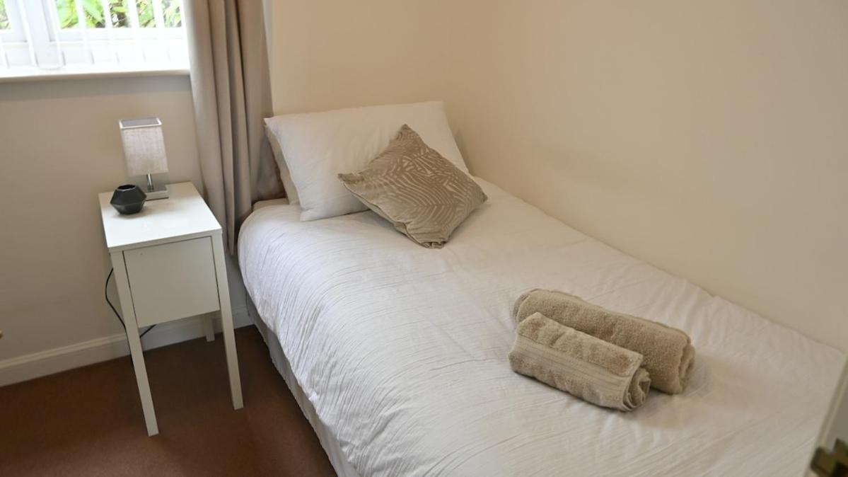 Sleeps 5 Double Driveway Parking Close to City & Football Stadiums