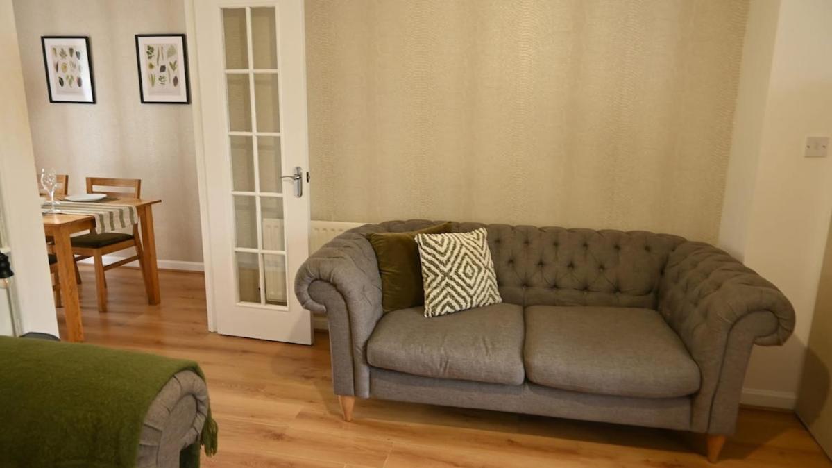 Sleeps 5 Double Driveway Parking Close to City & Football Stadiums