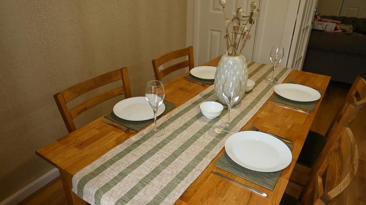 Sleeps 5 Double Driveway Parking Close to City & Football Stadiums