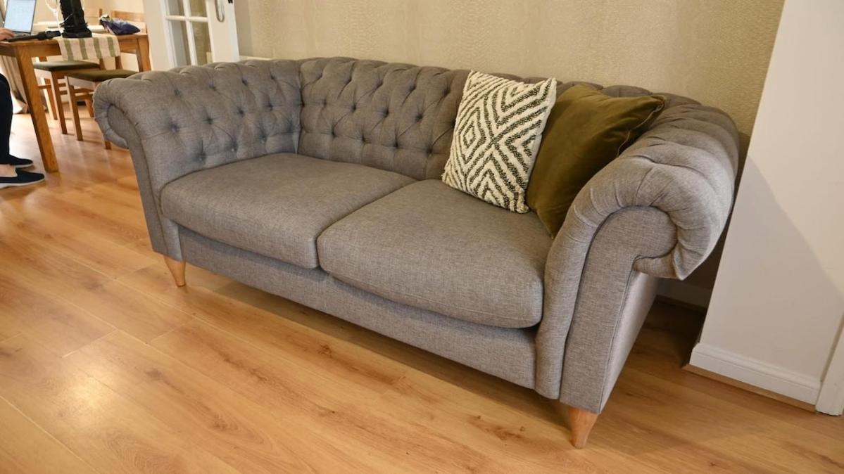 Sleeps 5 Double Driveway Parking Close to City & Football Stadiums
