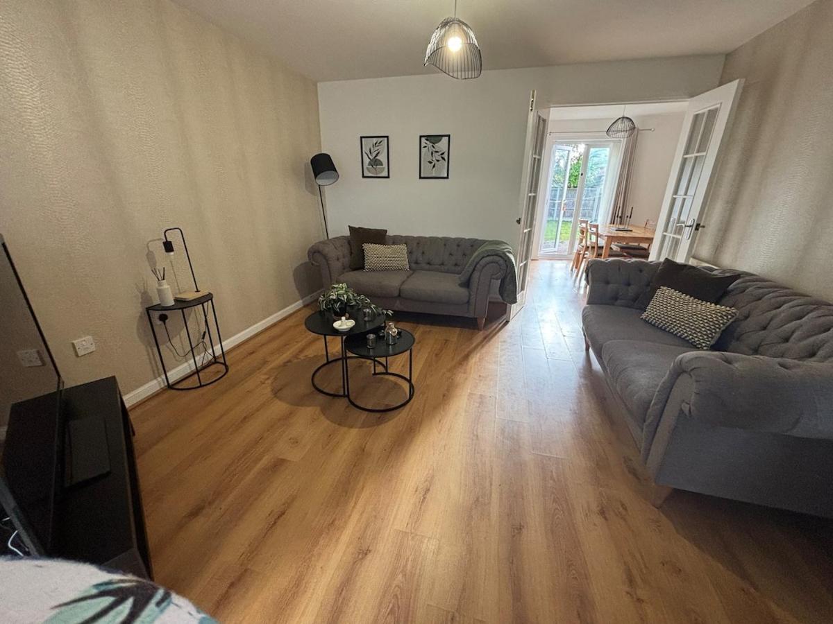 Sleeps 5 Double Driveway Parking Close to City & Football Stadiums