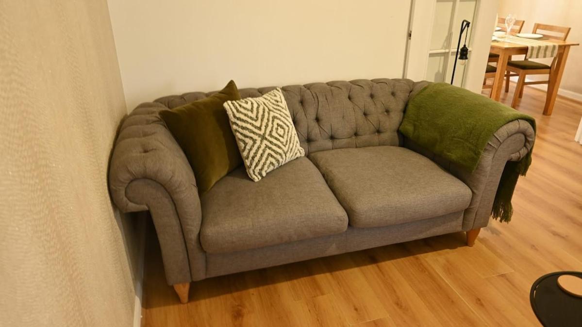Sleeps 5 Double Driveway Parking Close to City & Football Stadiums