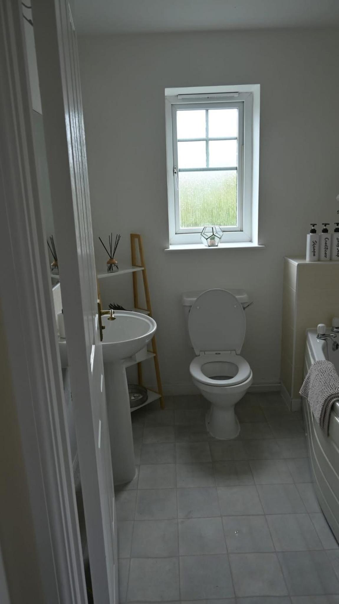 Sleeps 5 Double Driveway Parking Close to City & Football Stadiums