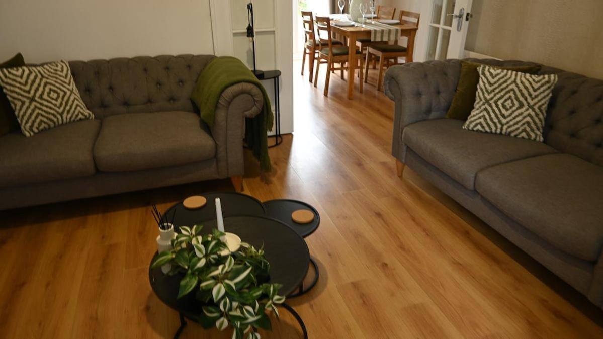 Sleeps 5 Double Driveway Parking Close to City & Football Stadiums