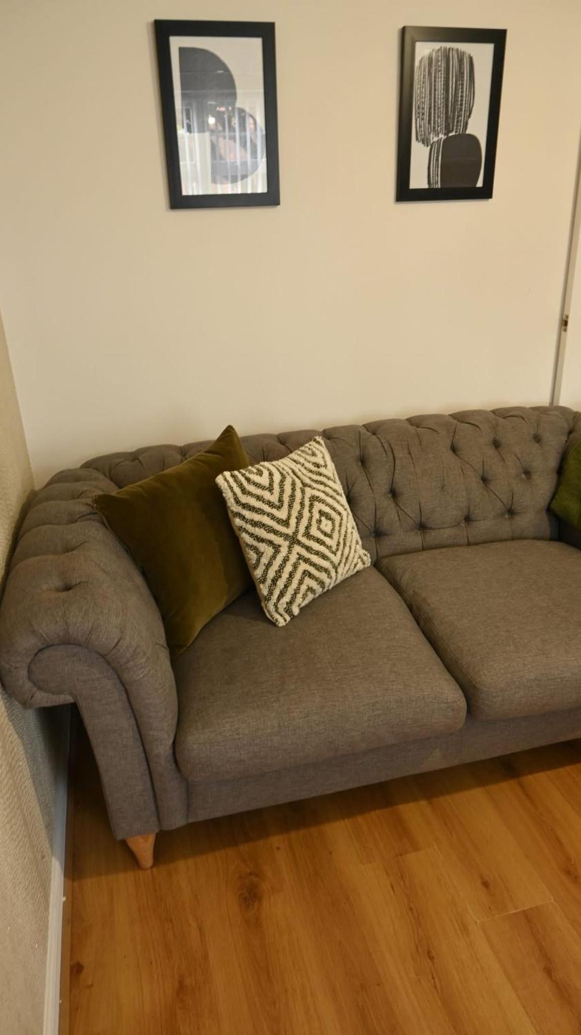 Sleeps 5 Double Driveway Parking Close to City & Football Stadiums