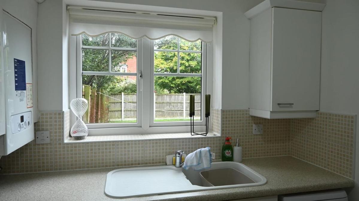 Sleeps 5 Double Driveway Parking Close to City & Football Stadiums