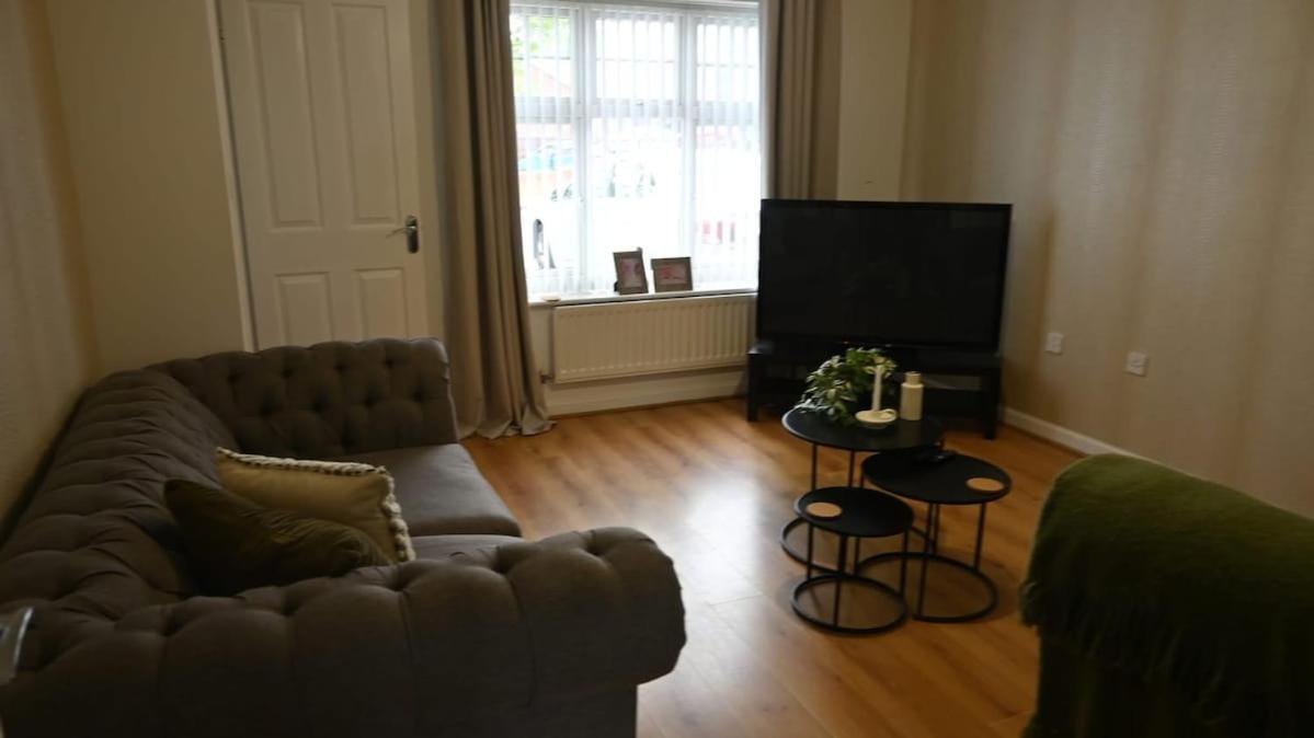 Sleeps 5 Double Driveway Parking Close to City & Football Stadiums