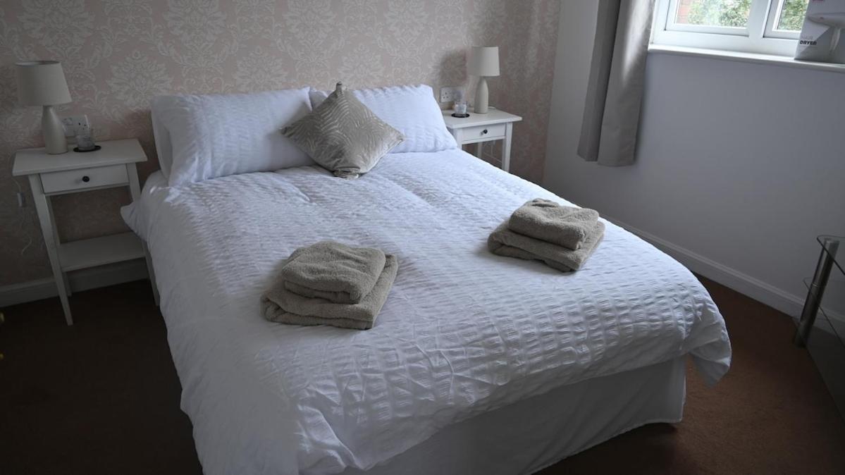 Sleeps 5 Double Driveway Parking Close to City & Football Stadiums