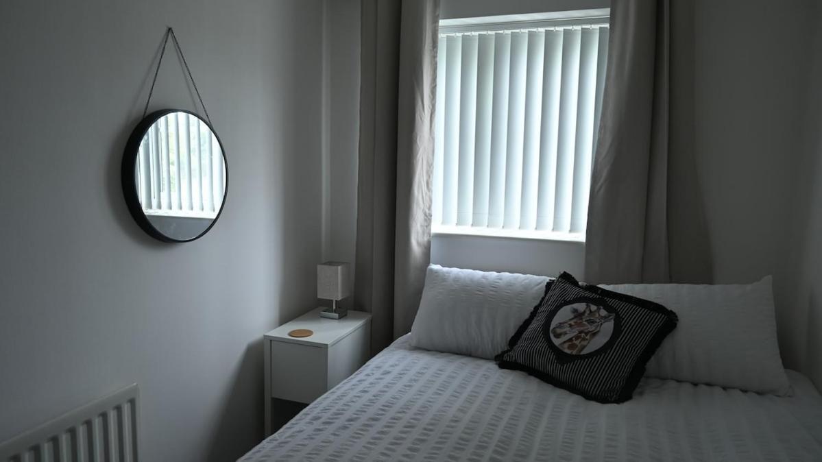 Sleeps 5 Double Driveway Parking Close to City & Football Stadiums