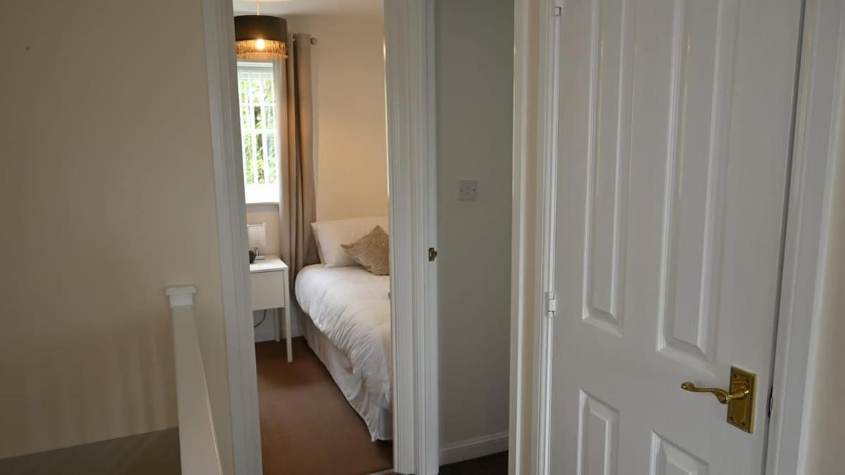 Sleeps 5 Double Driveway Parking Close to City & Football Stadiums