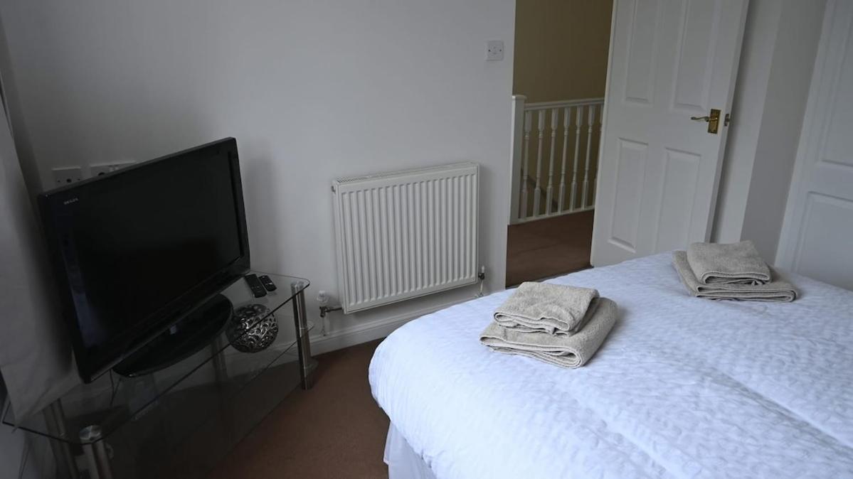 Sleeps 5 Double Driveway Parking Close to City & Football Stadiums