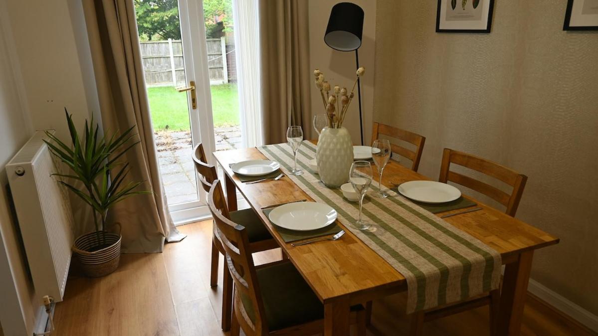 Sleeps 5 Double Driveway Parking Close to City & Football Stadiums