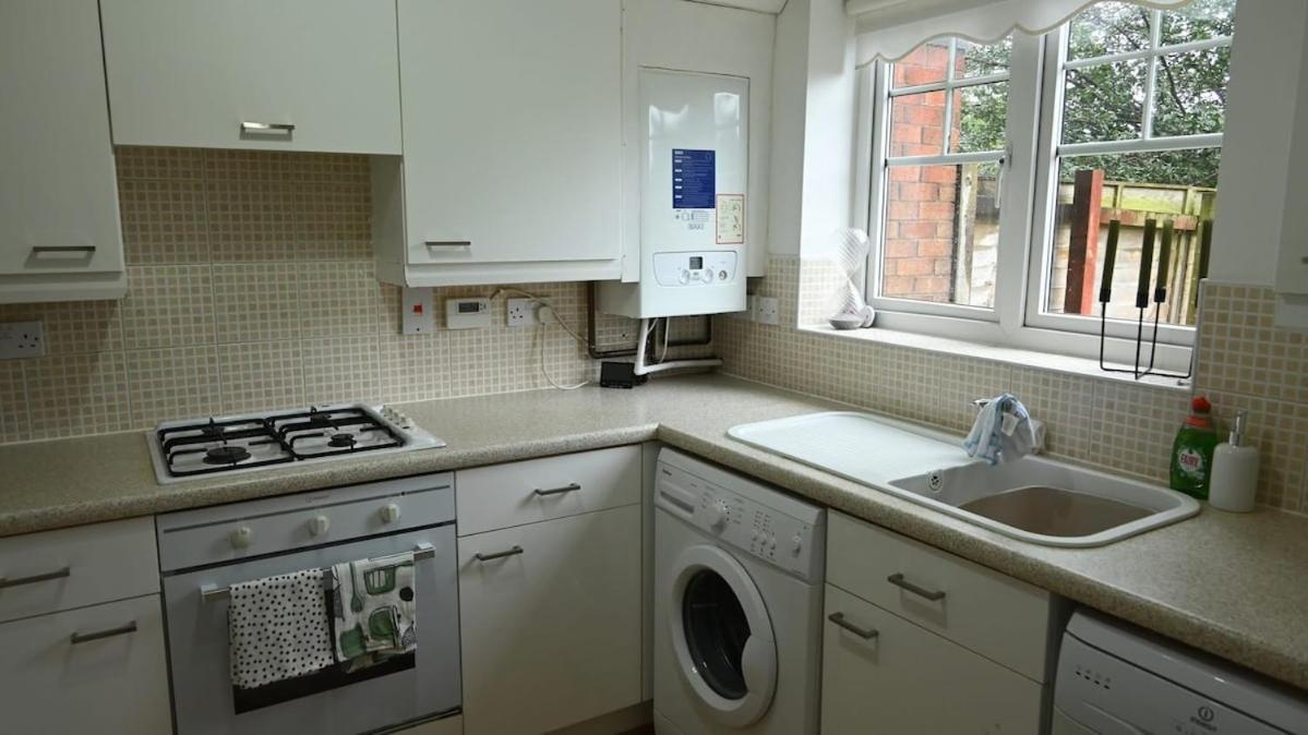 Sleeps 5 Double Driveway Parking Close to City & Football Stadiums
