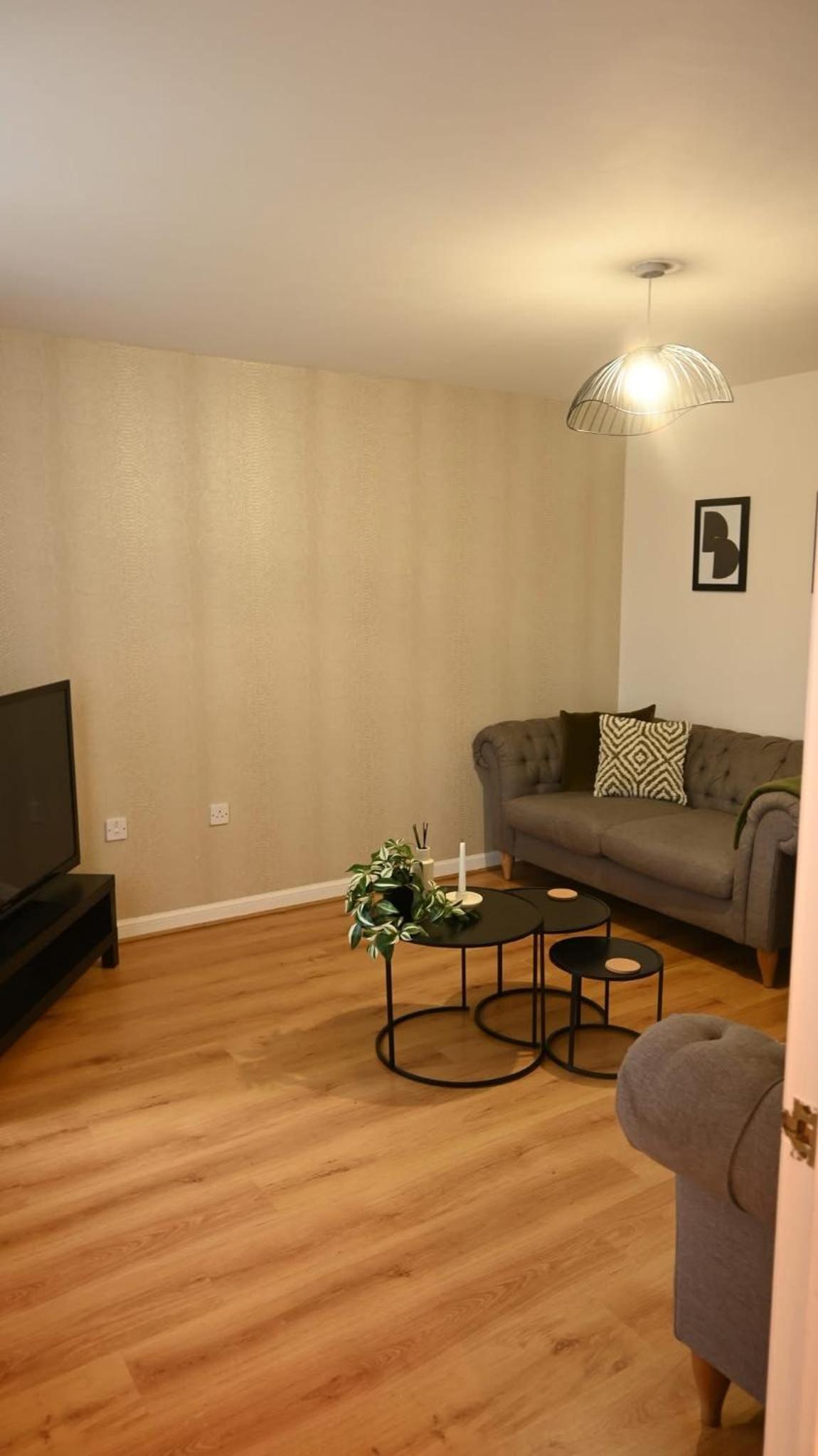 Sleeps 5 Double Driveway Parking Close to City & Football Stadiums