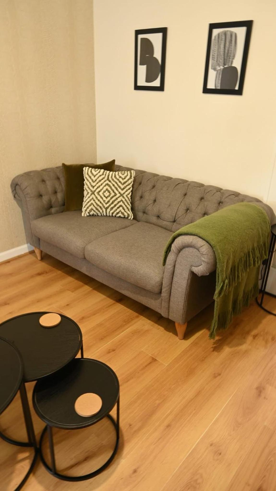 Sleeps 5 Double Driveway Parking Close to City & Football Stadiums
