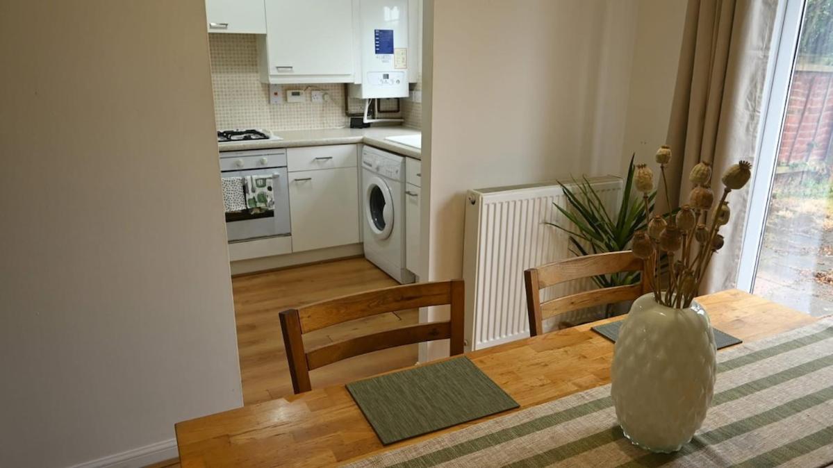 Sleeps 5 Double Driveway Parking Close to City & Football Stadiums