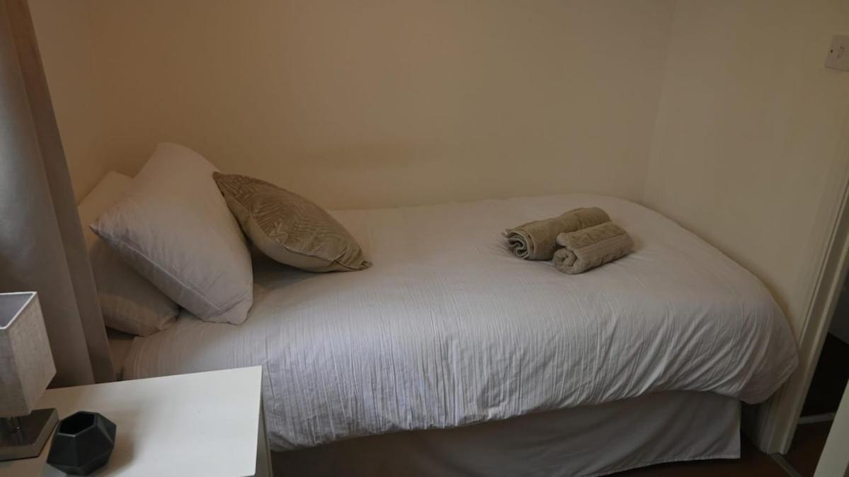 Sleeps 5 Double Driveway Parking Close to City & Football Stadiums