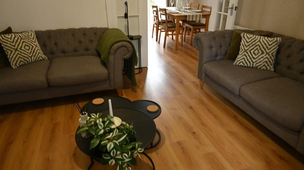 Sleeps 5 Double Driveway Parking Close to City & Football Stadiums