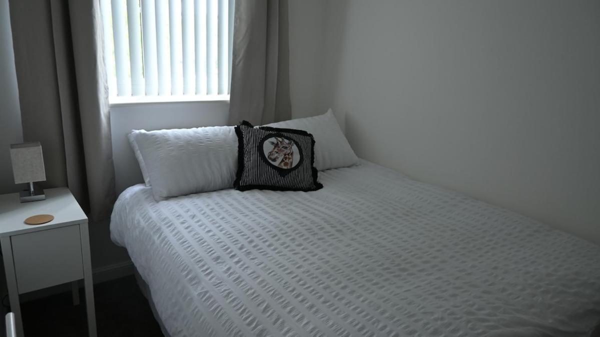 Sleeps 5 Double Driveway Parking Close to City & Football Stadiums