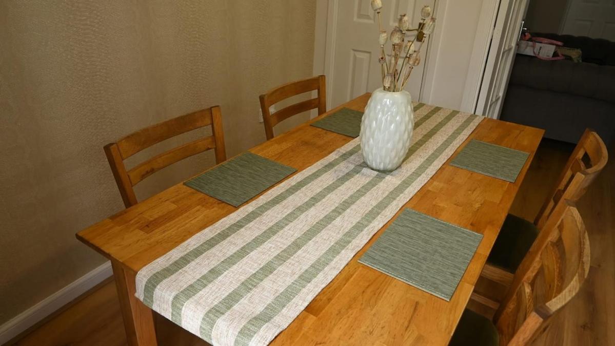 Sleeps 5 Double Driveway Parking Close to City & Football Stadiums