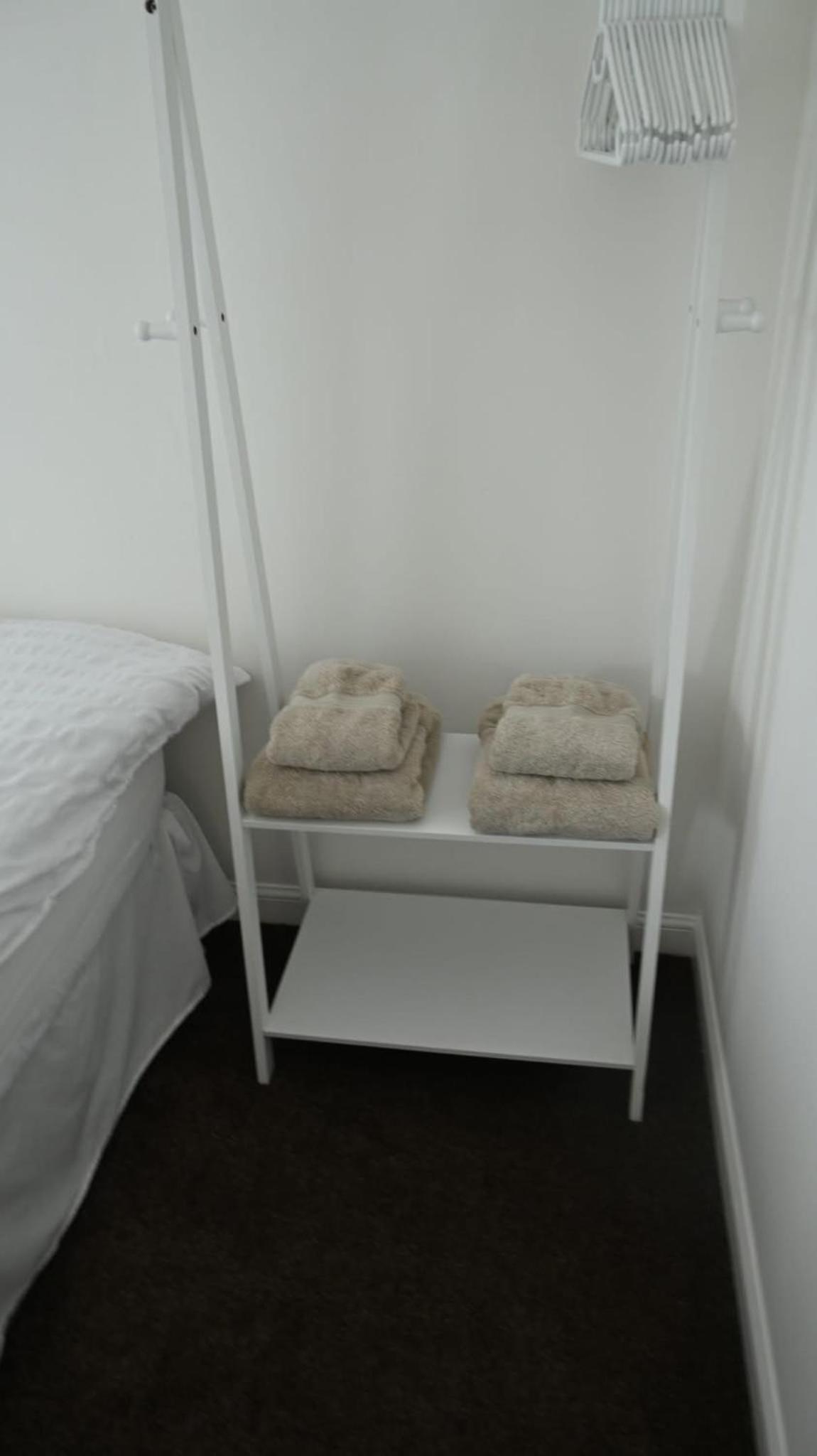 Sleeps 5 Double Driveway Parking Close to City & Football Stadiums