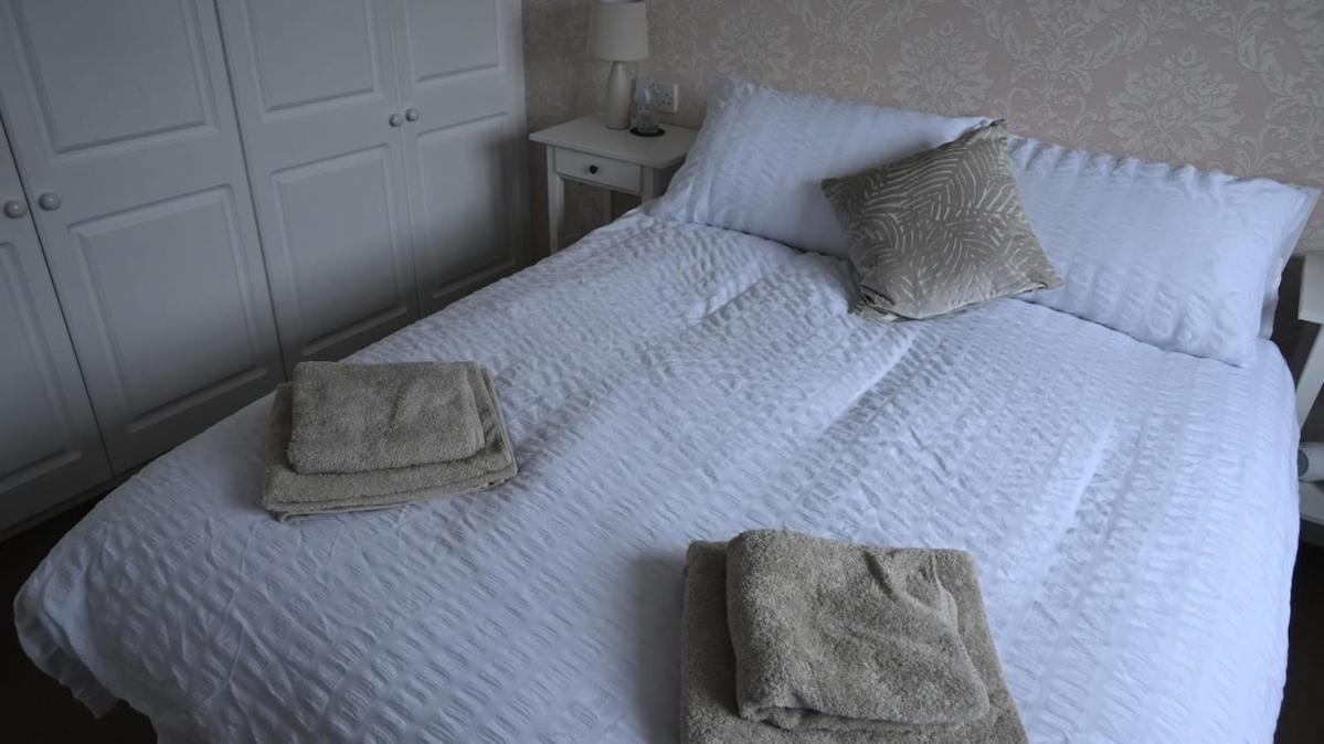 Sleeps 5 Double Driveway Parking Close to City & Football Stadiums