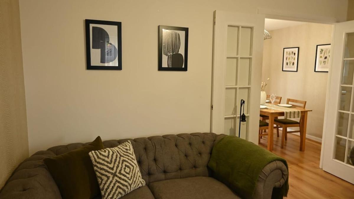 Sleeps 5 Double Driveway Parking Close to City & Football Stadiums
