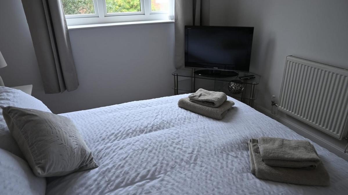 Sleeps 5 Double Driveway Parking Close to City & Football Stadiums