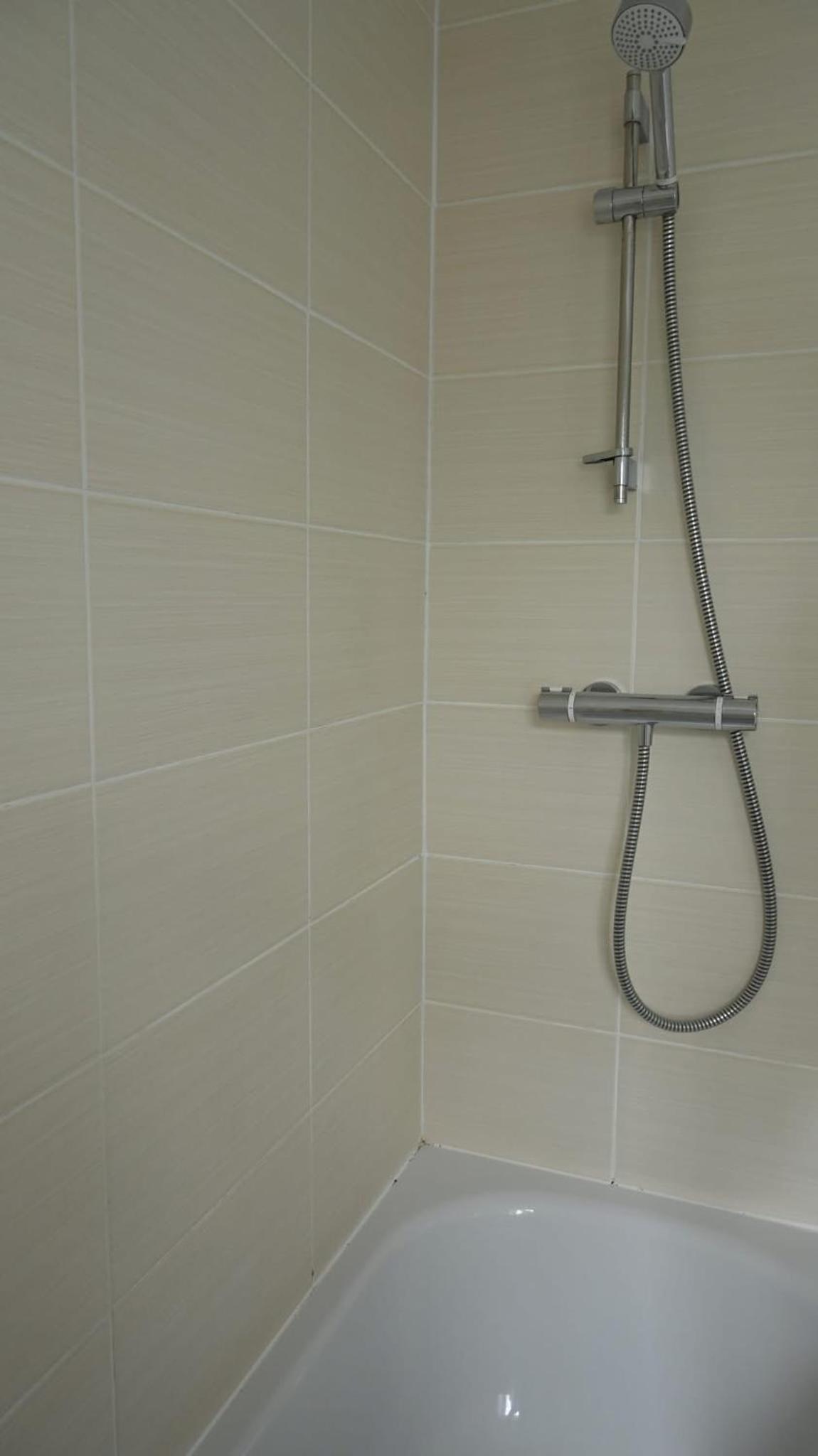 Sleeps 5 Double Driveway Parking Close to City & Football Stadiums