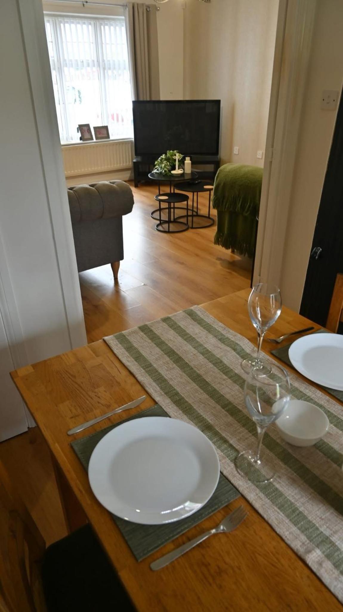 Sleeps 5 Double Driveway Parking Close to City & Football Stadiums