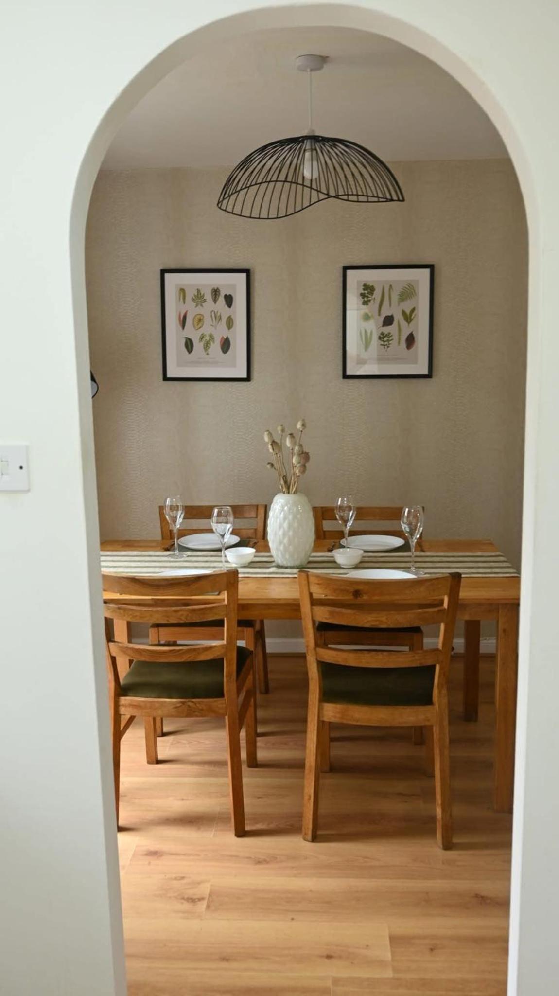 Sleeps 5 Double Driveway Parking Close to City & Football Stadiums