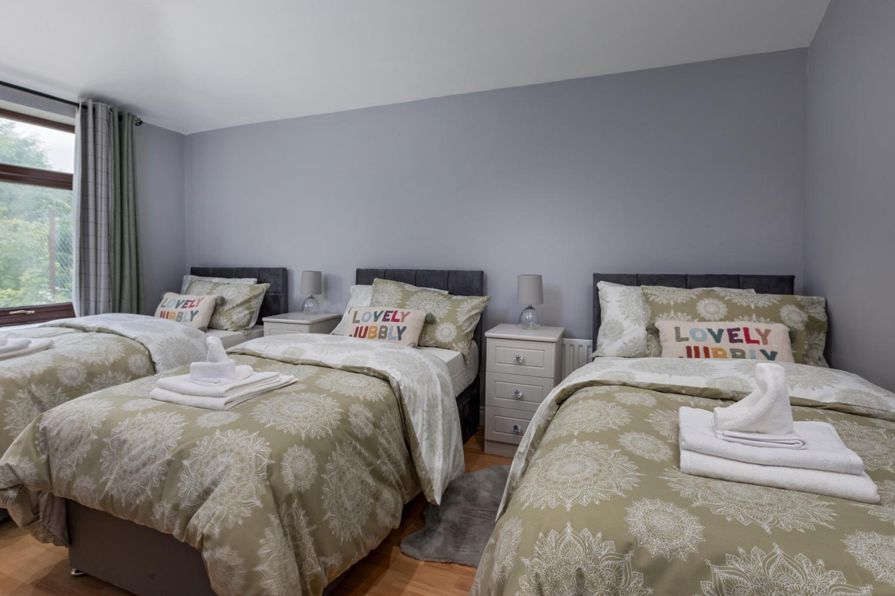 House -Sleeps 8 parking suitable for contractors