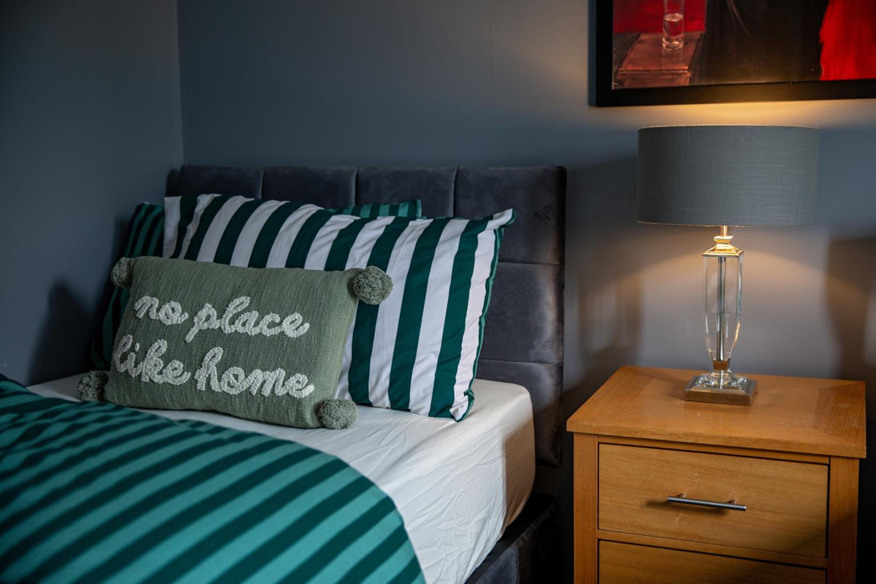 House -Sleeps 8 parking suitable for contractors