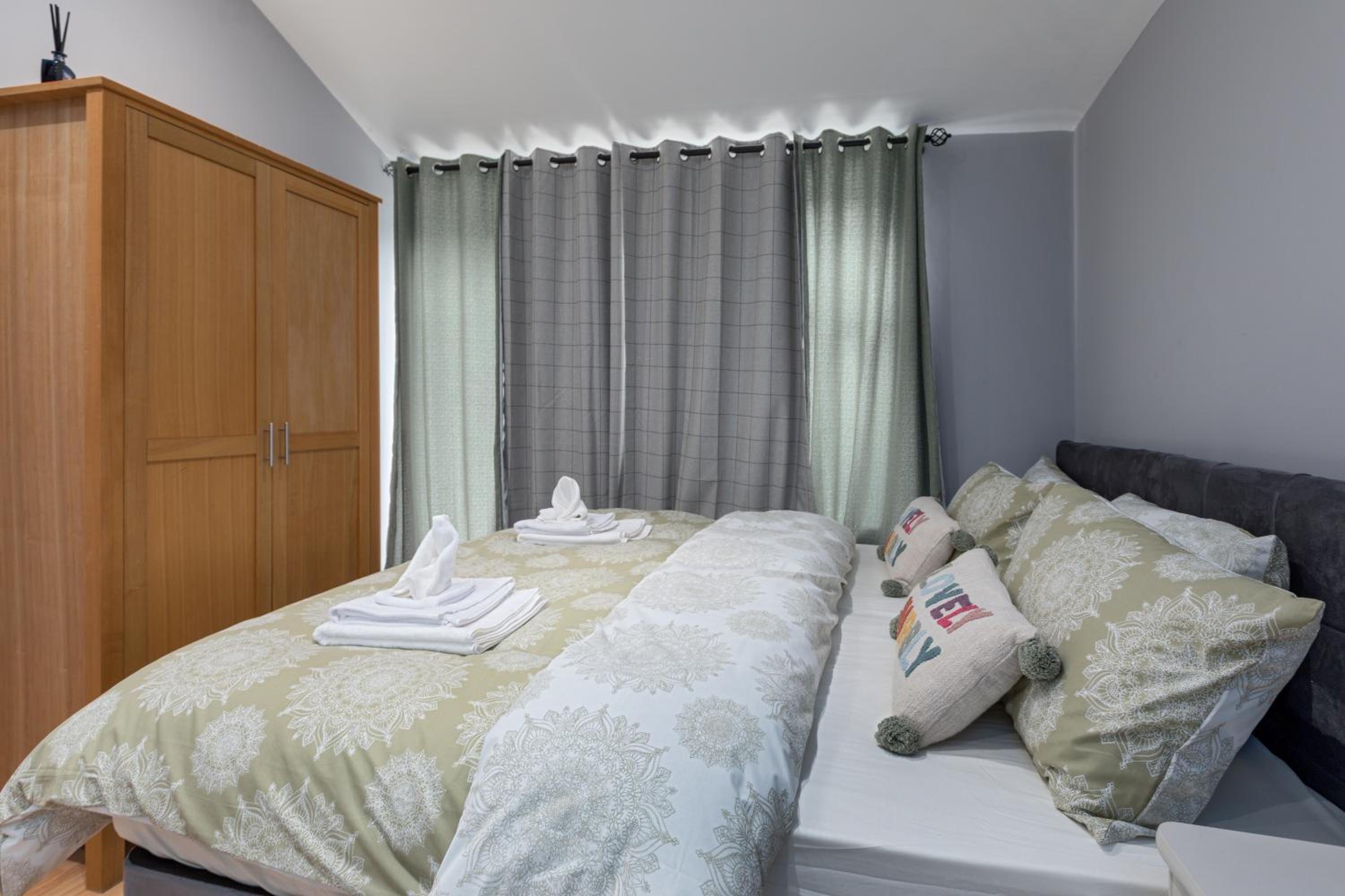 House -Sleeps 8 parking suitable for contractors