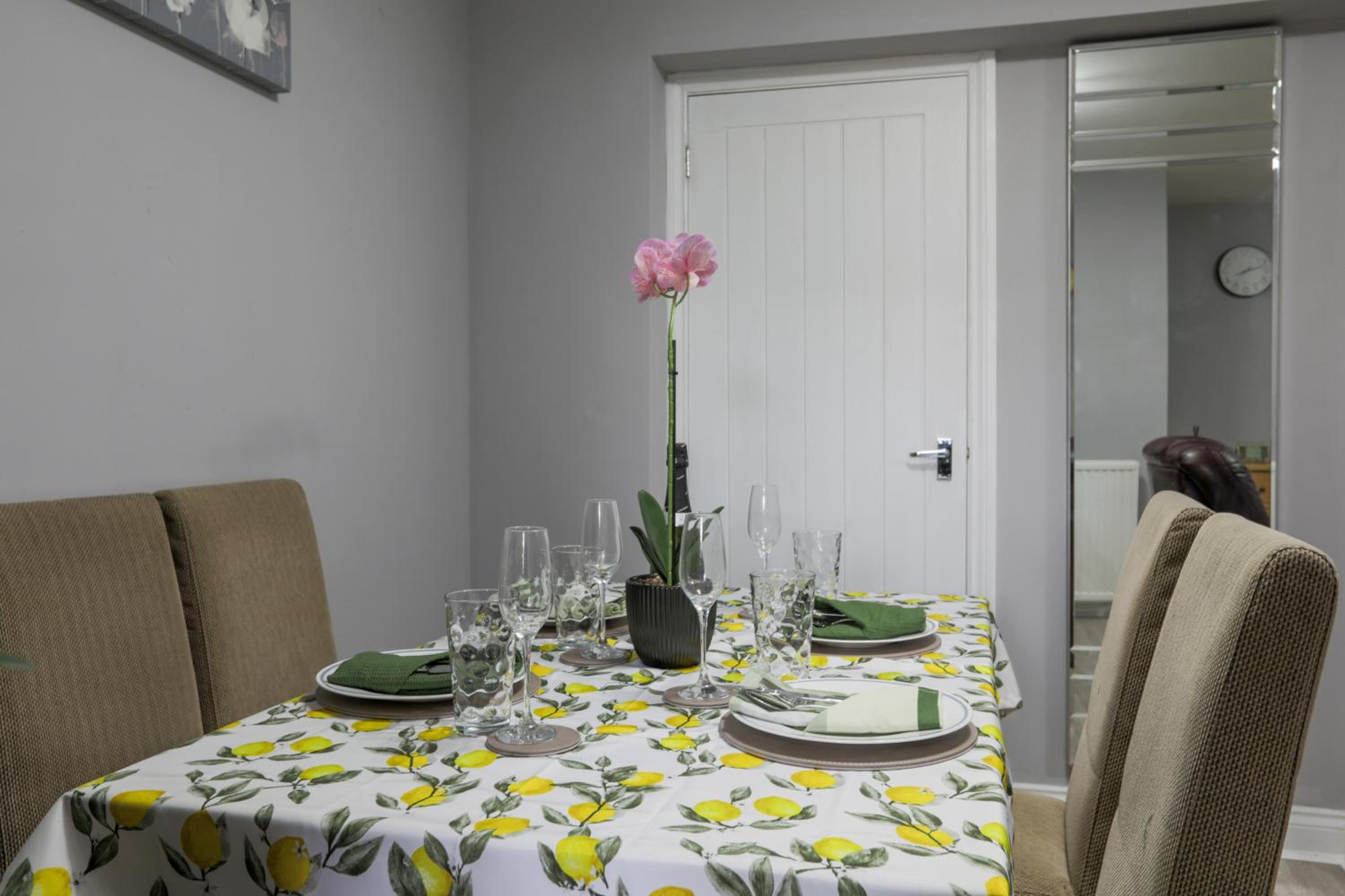House -Sleeps 8 parking suitable for contractors