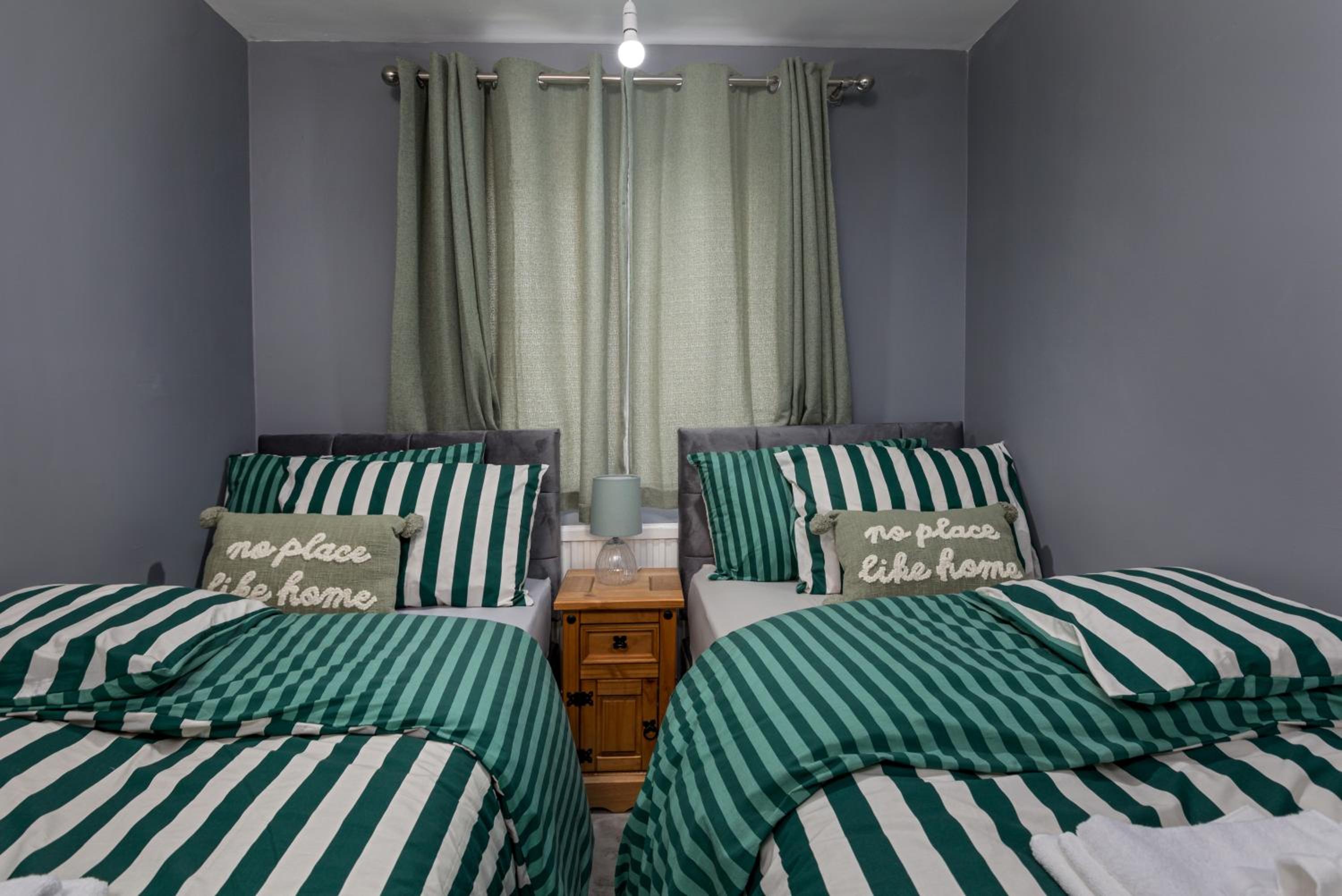 House -Sleeps 8 parking suitable for contractors