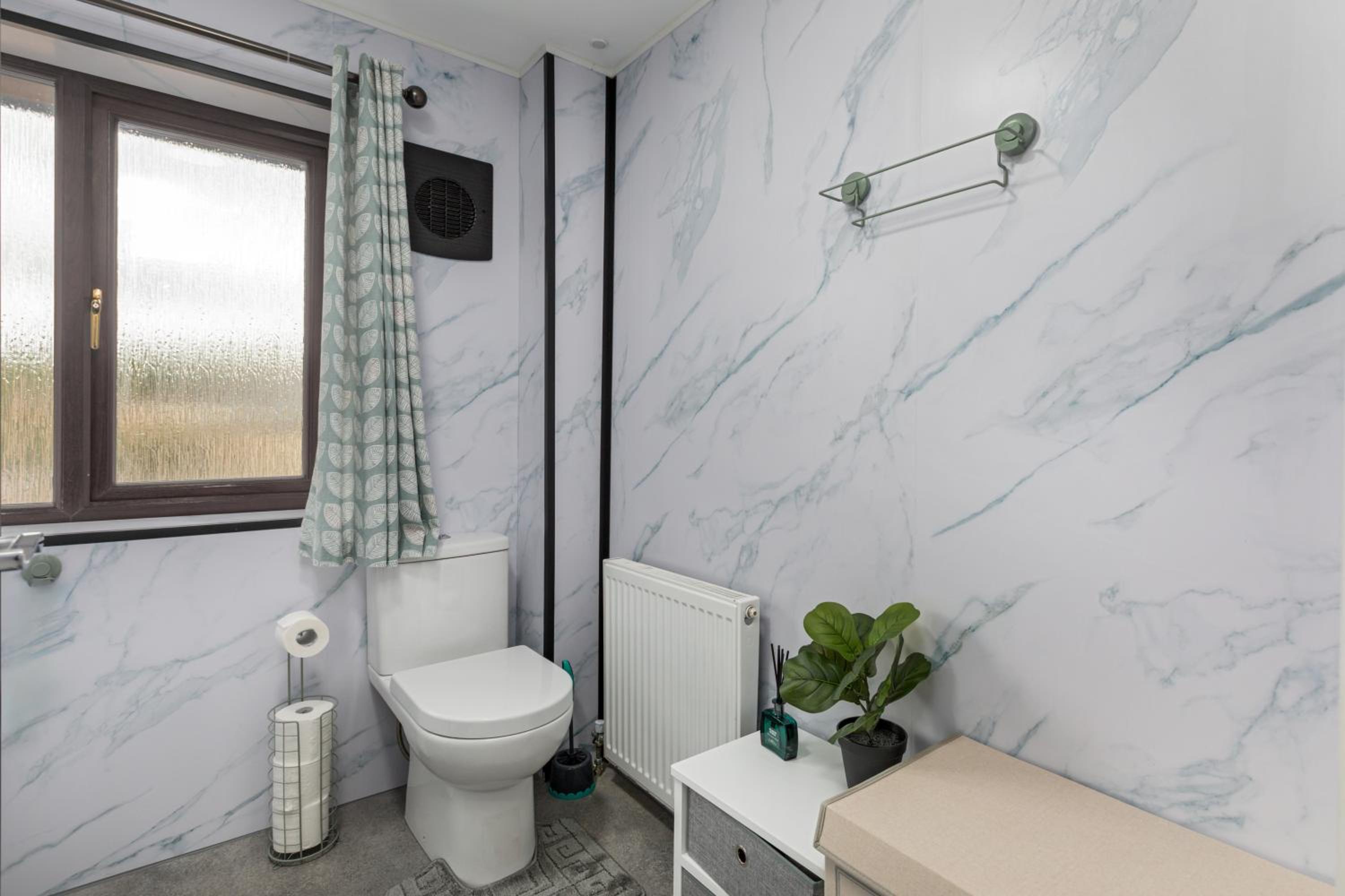 House -Sleeps 8 parking suitable for contractors