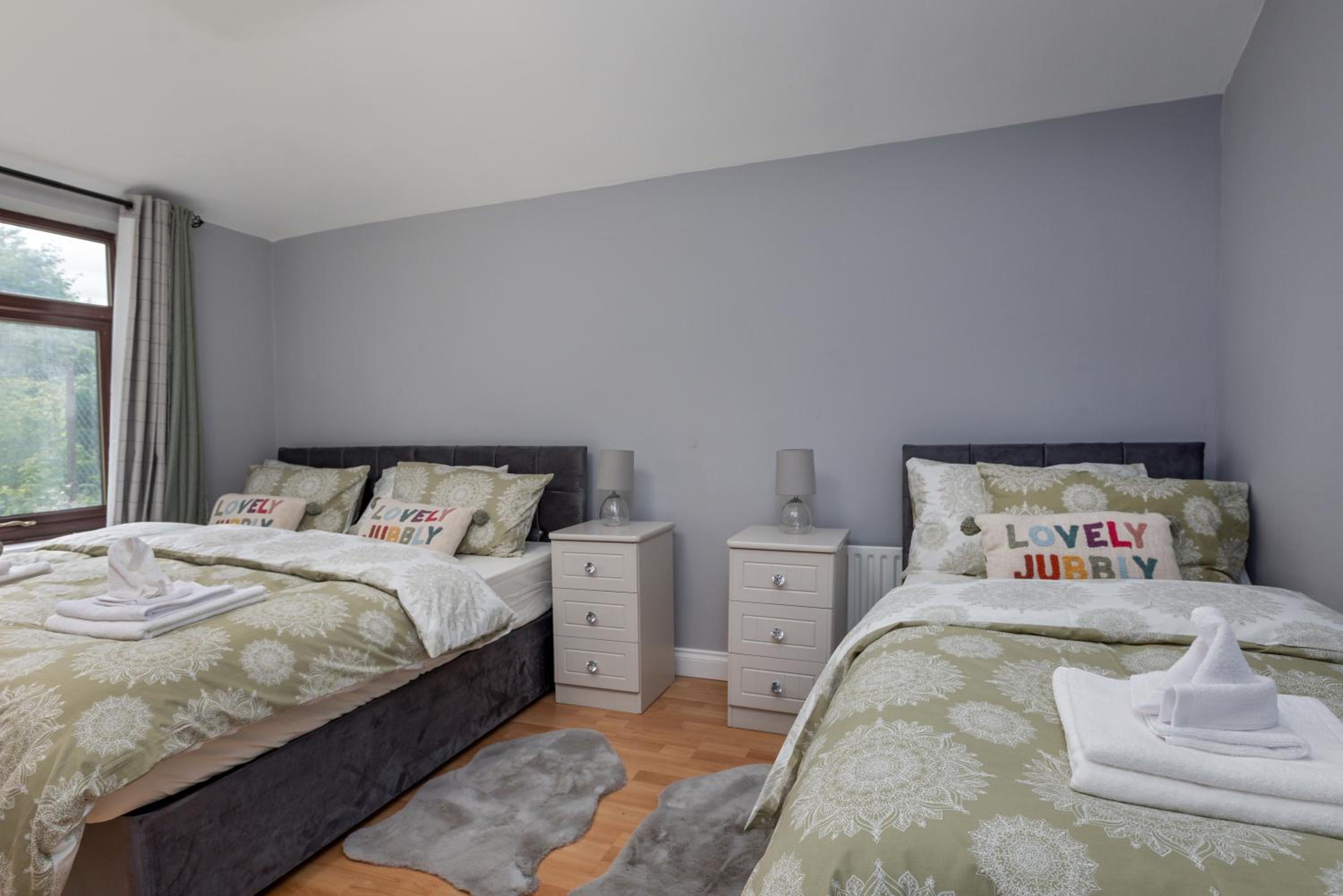 House -Sleeps 8 parking suitable for contractors