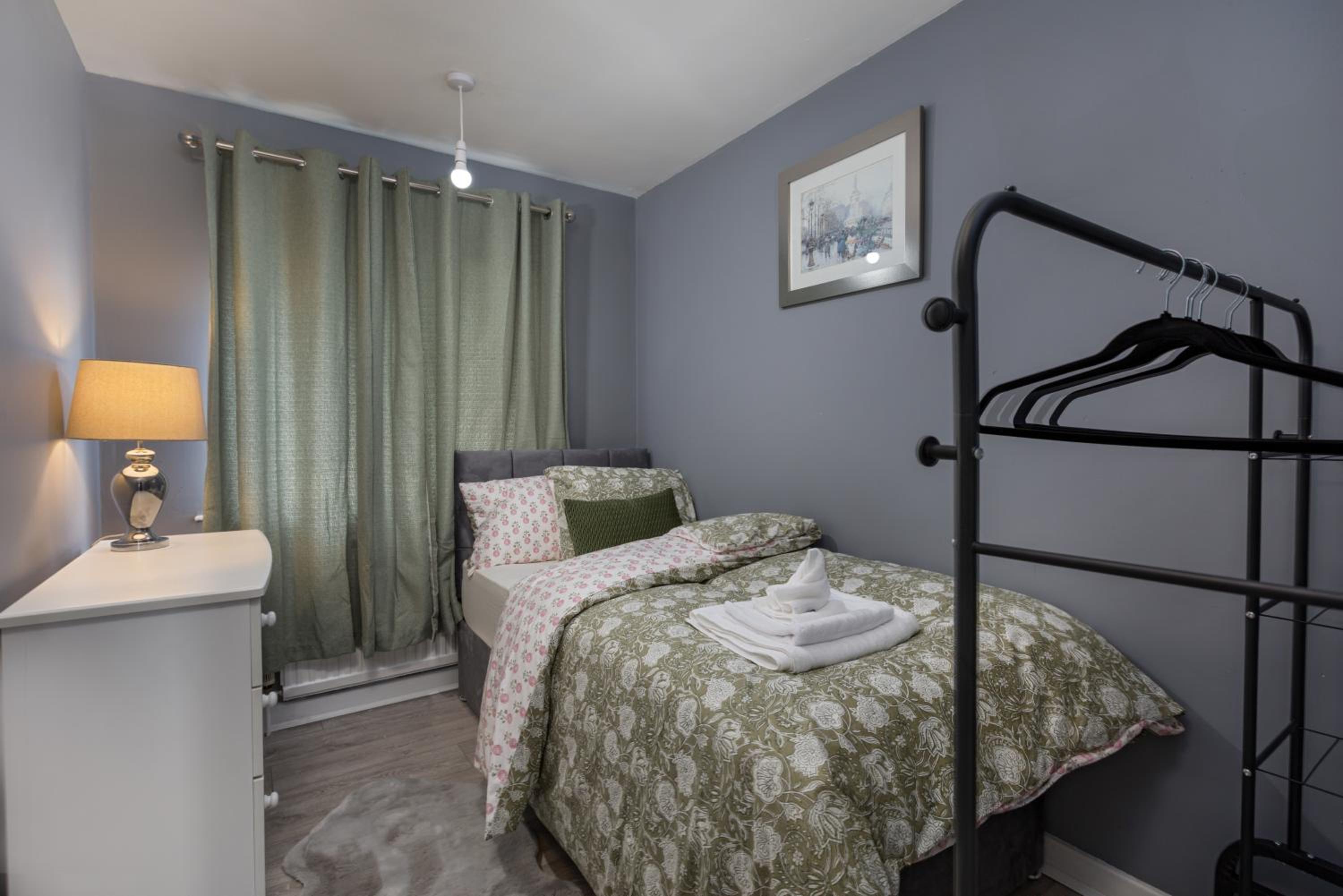 House -Sleeps 8 parking suitable for contractors