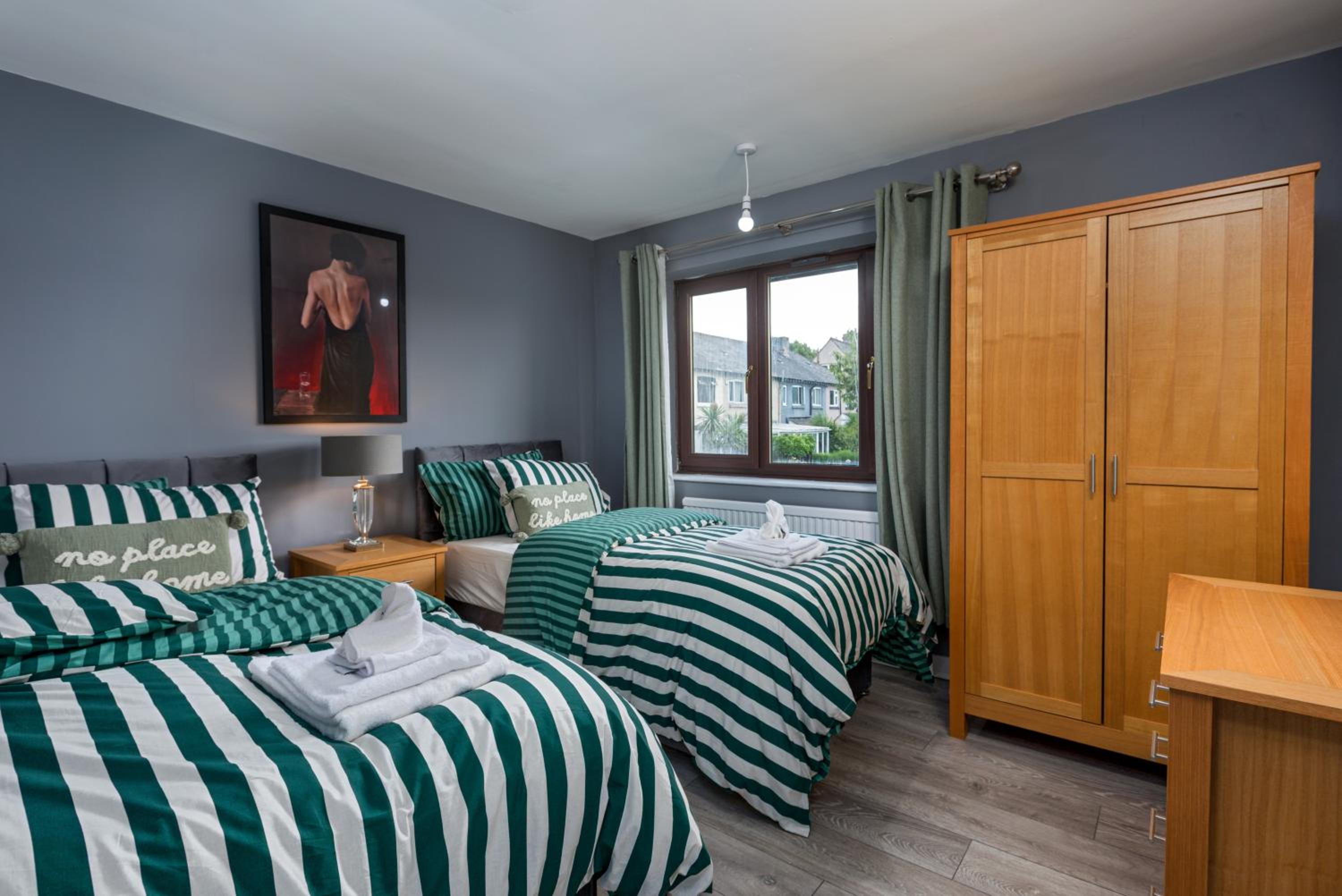 House -Sleeps 8 parking suitable for contractors