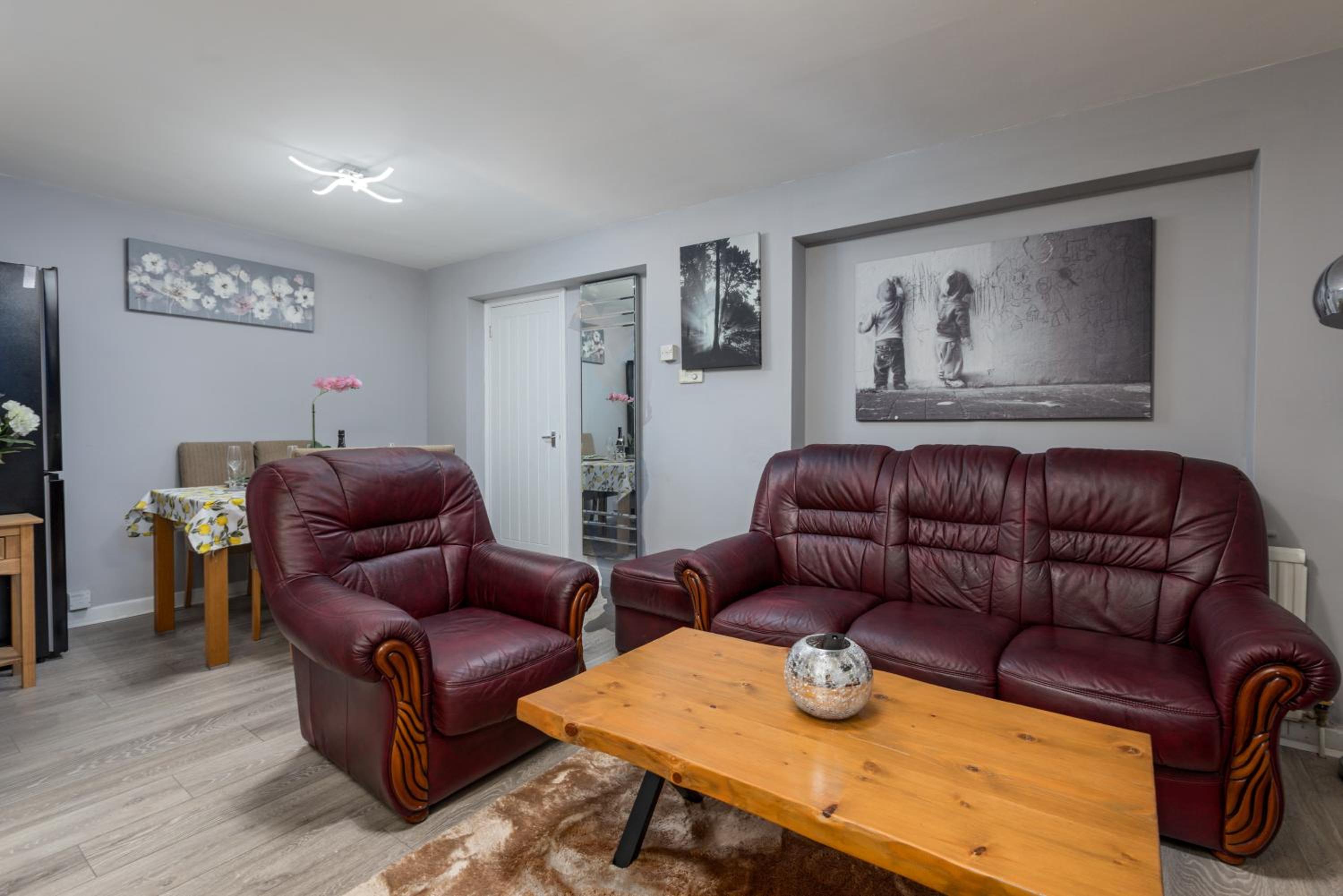 House -Sleeps 8 parking suitable for contractors