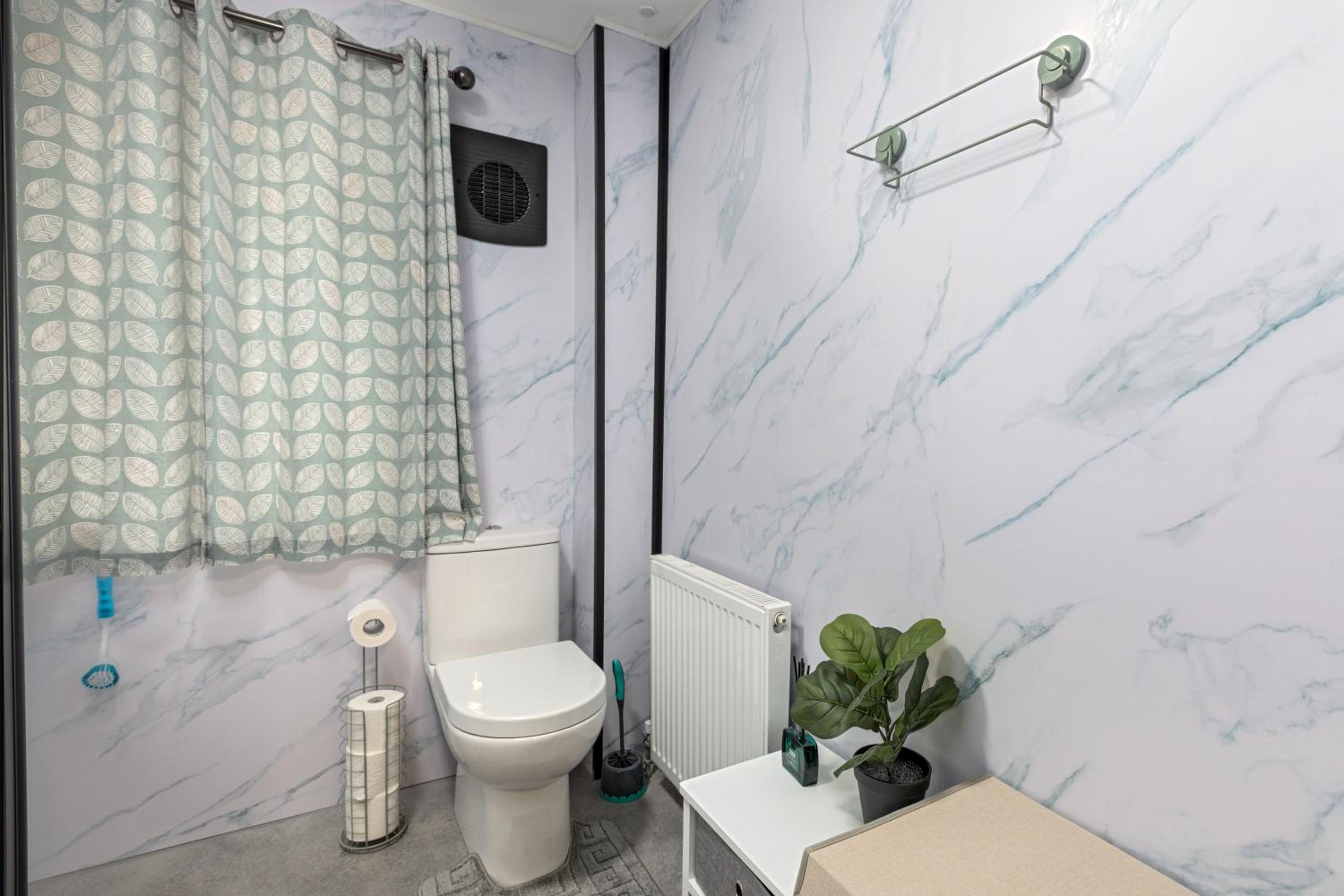 House -Sleeps 8 parking suitable for contractors