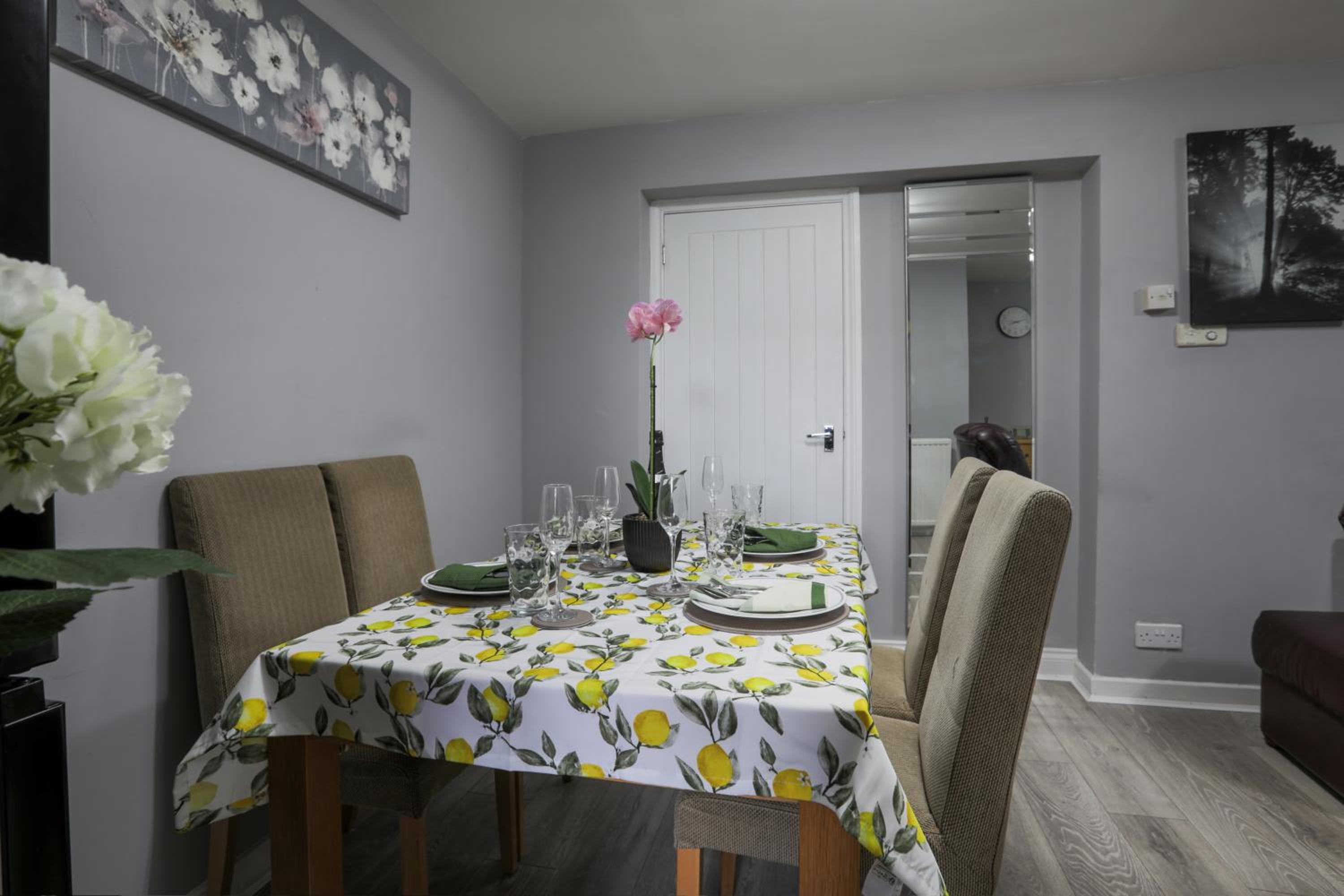 House -Sleeps 8 parking suitable for contractors
